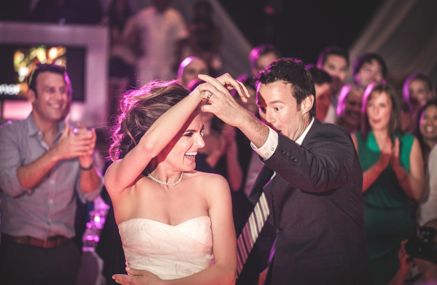 Novios bailando durante una celebración con producción de Eventos Puebla