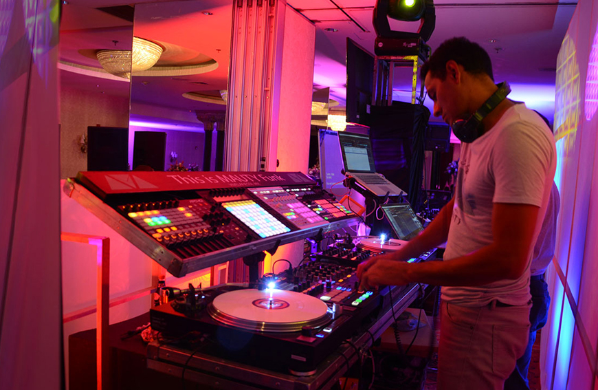 Operación técnica de audio, mezcla e iluminación durante un evento