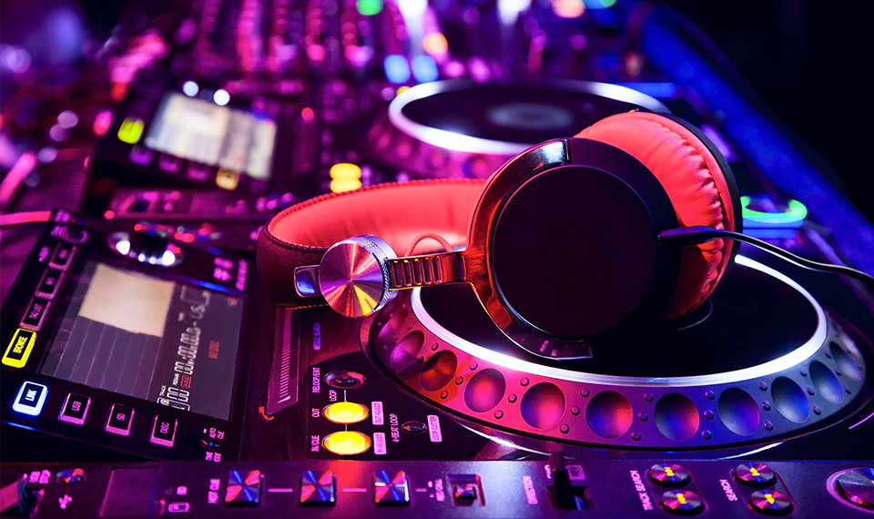 Consola, reproductores y audífonos disponibles para renta de audio