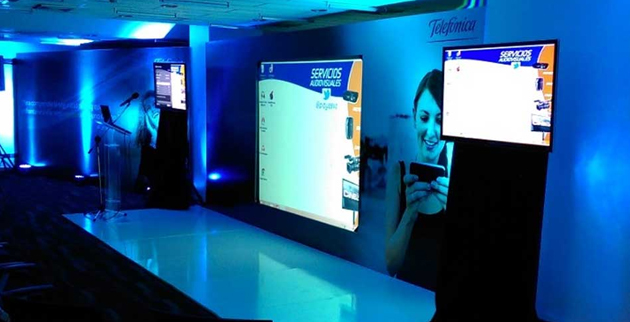 Pantallas digitales instaladas en un evento corporativo